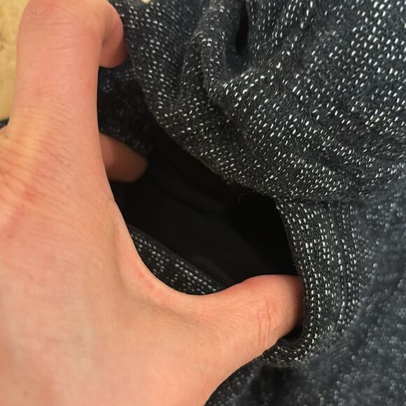 Roots black and white sweatpants. The drawstring on one side is nonexistent - Picture 6 of 9